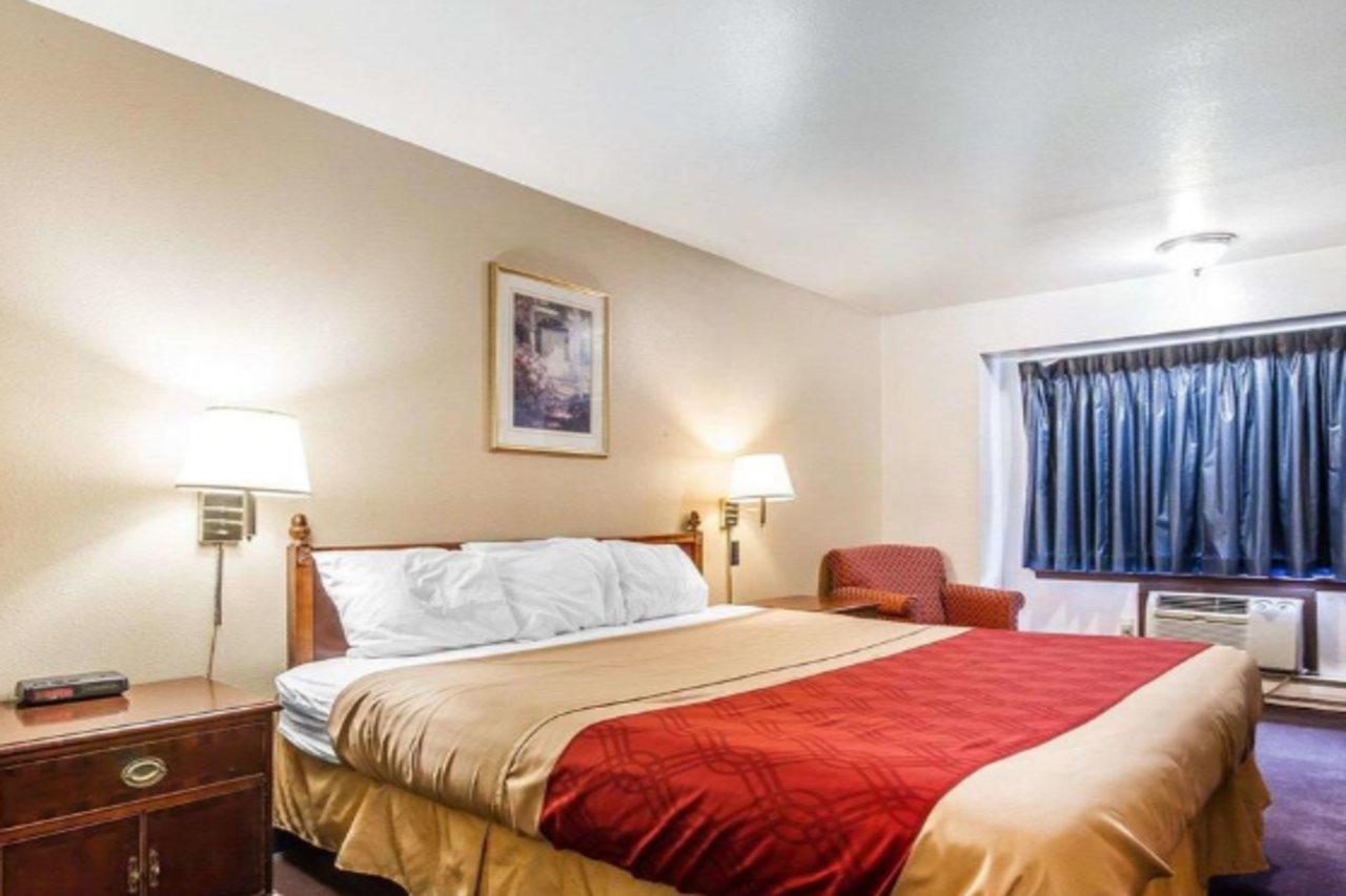 Rodeway Inn & Suites Madison East Eksteriør billede