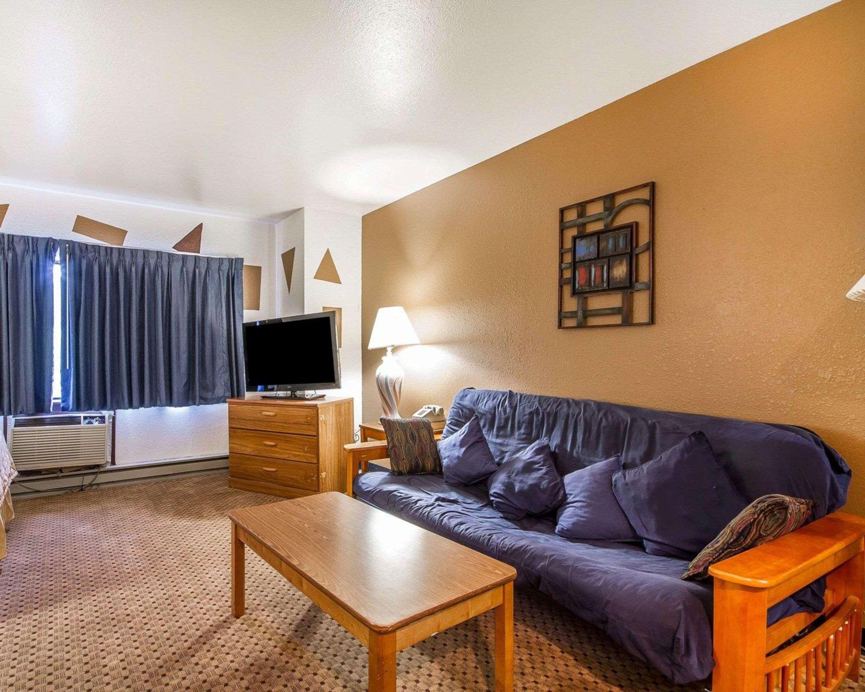 Rodeway Inn & Suites Madison East Eksteriør billede