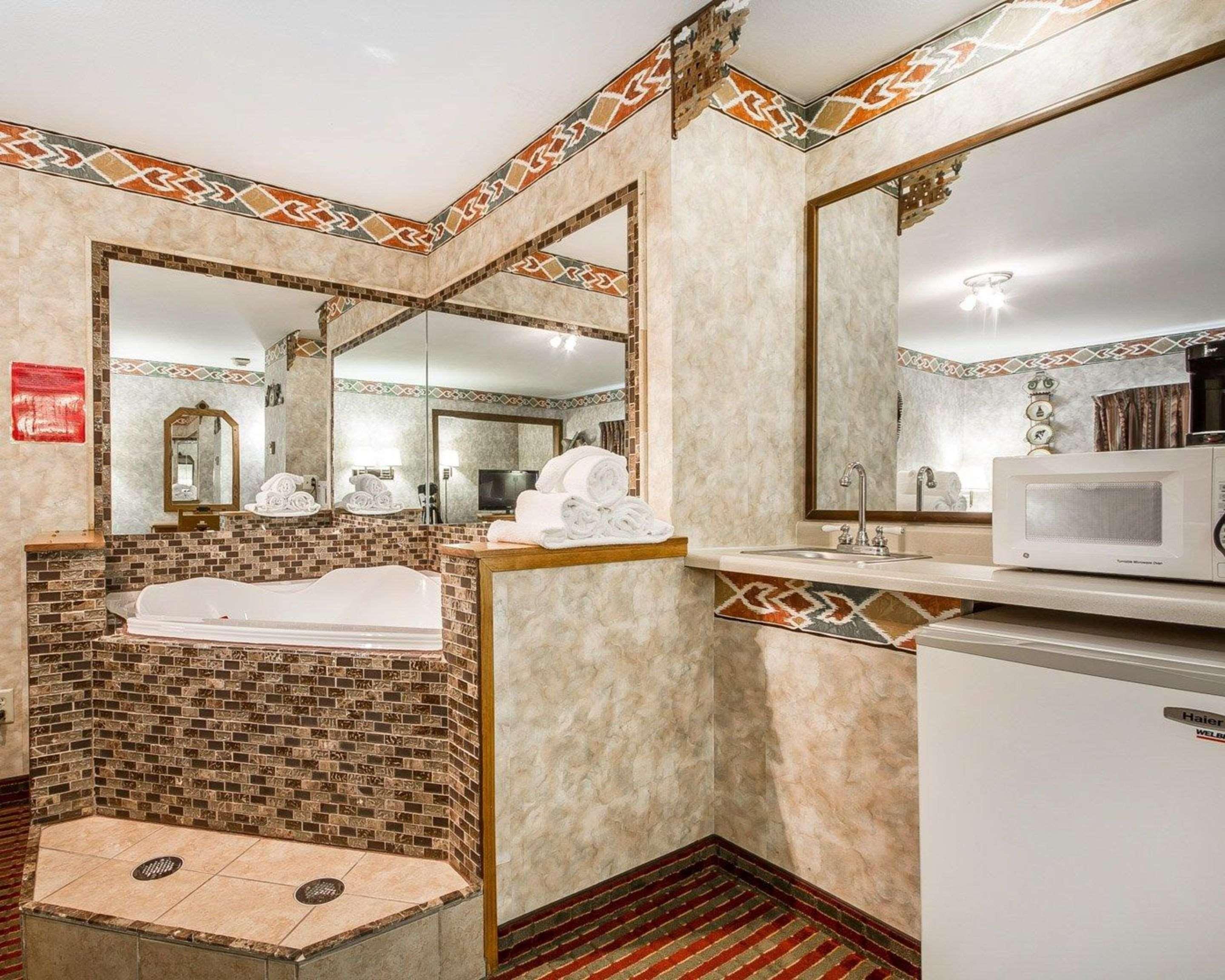 Rodeway Inn & Suites Madison East Eksteriør billede