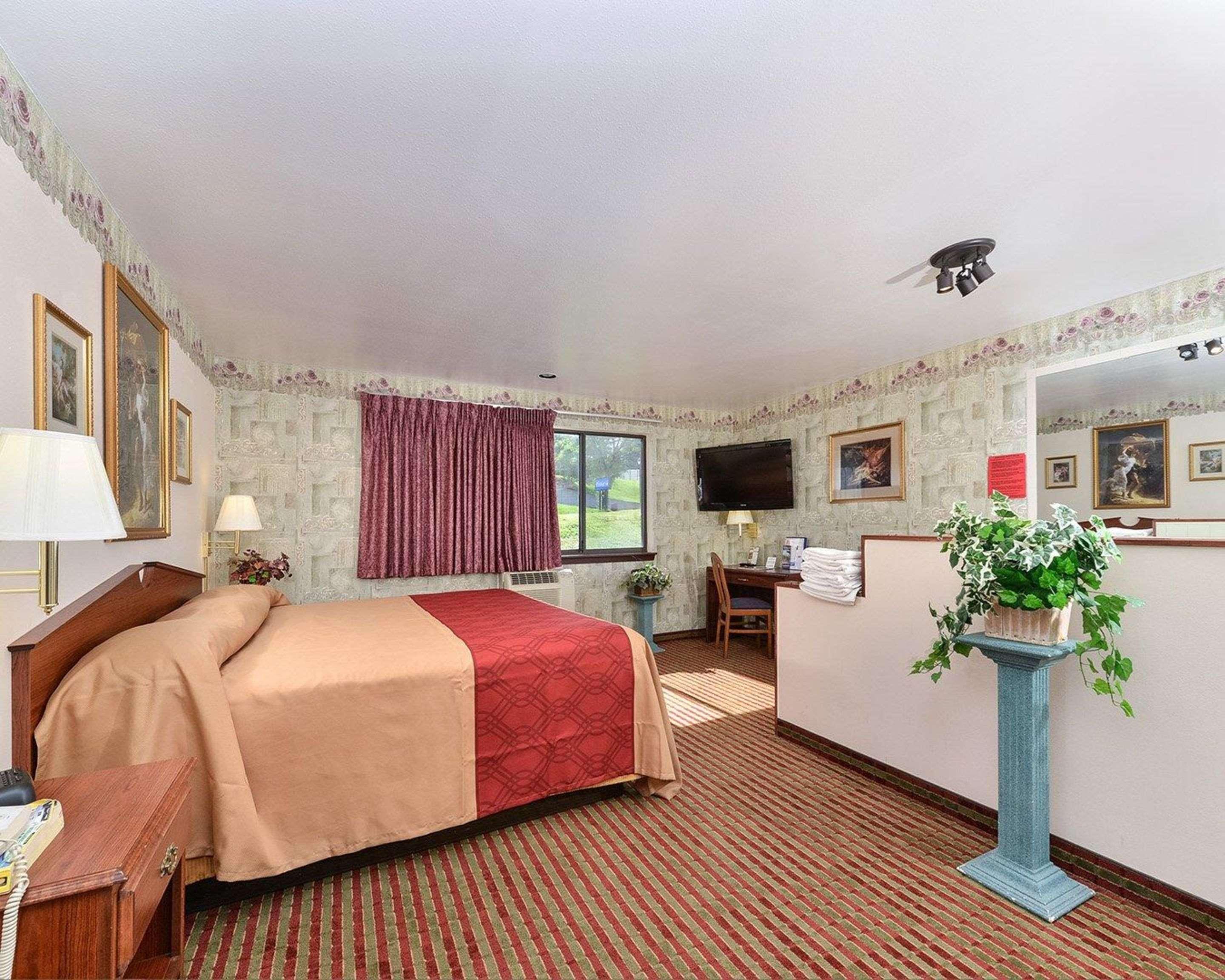 Rodeway Inn & Suites Madison East Eksteriør billede