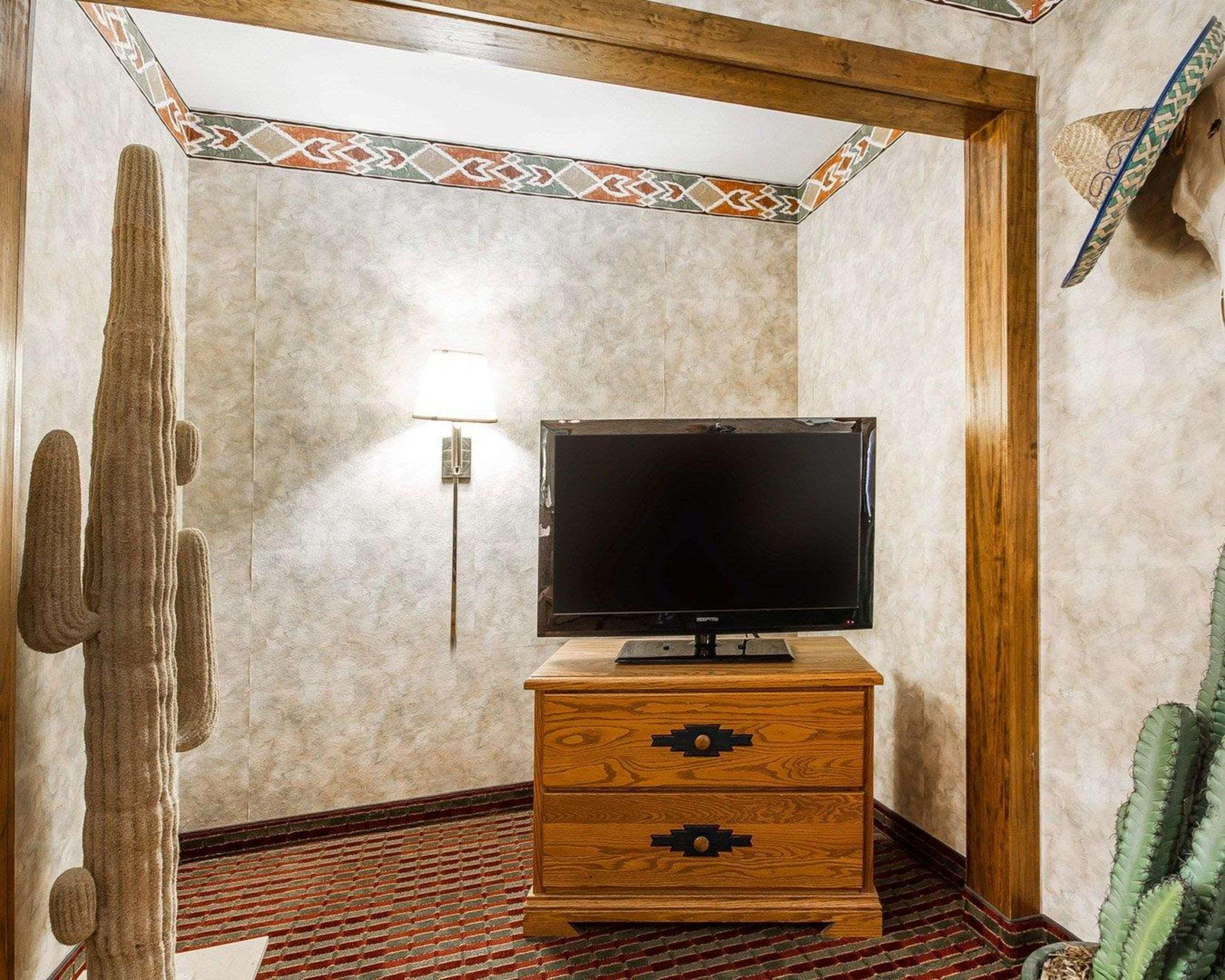 Rodeway Inn & Suites Madison East Eksteriør billede