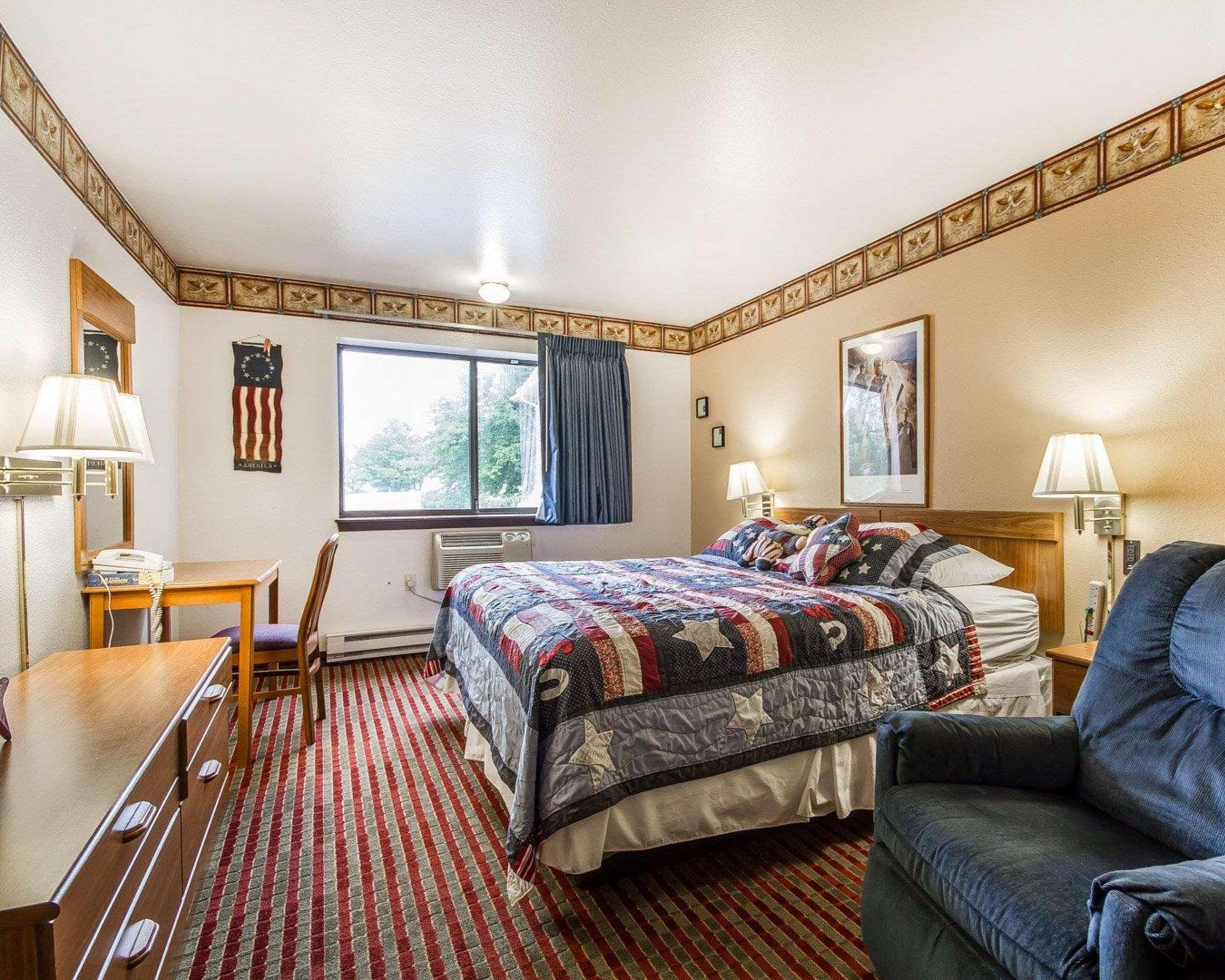 Rodeway Inn & Suites Madison East Eksteriør billede