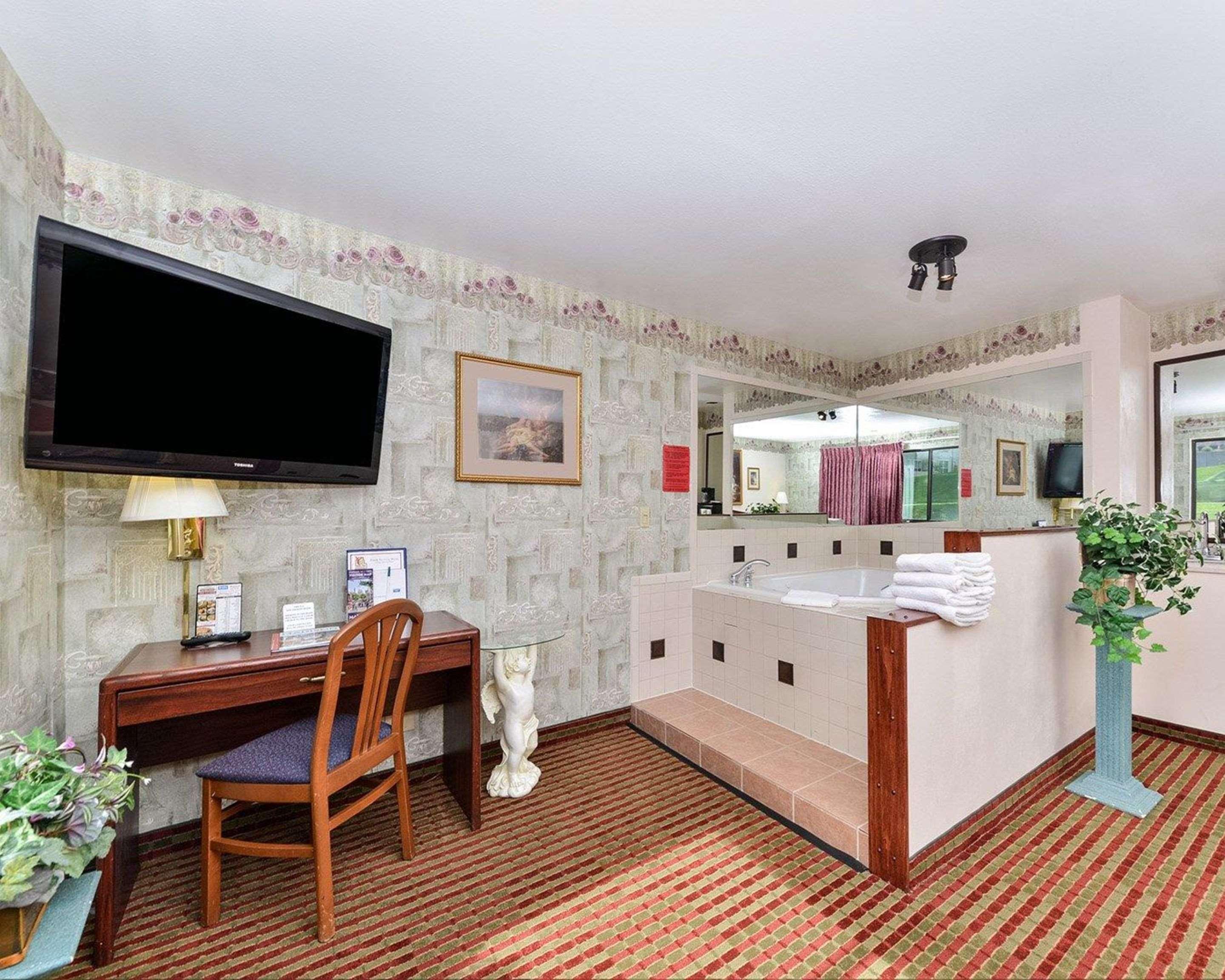 Rodeway Inn & Suites Madison East Eksteriør billede