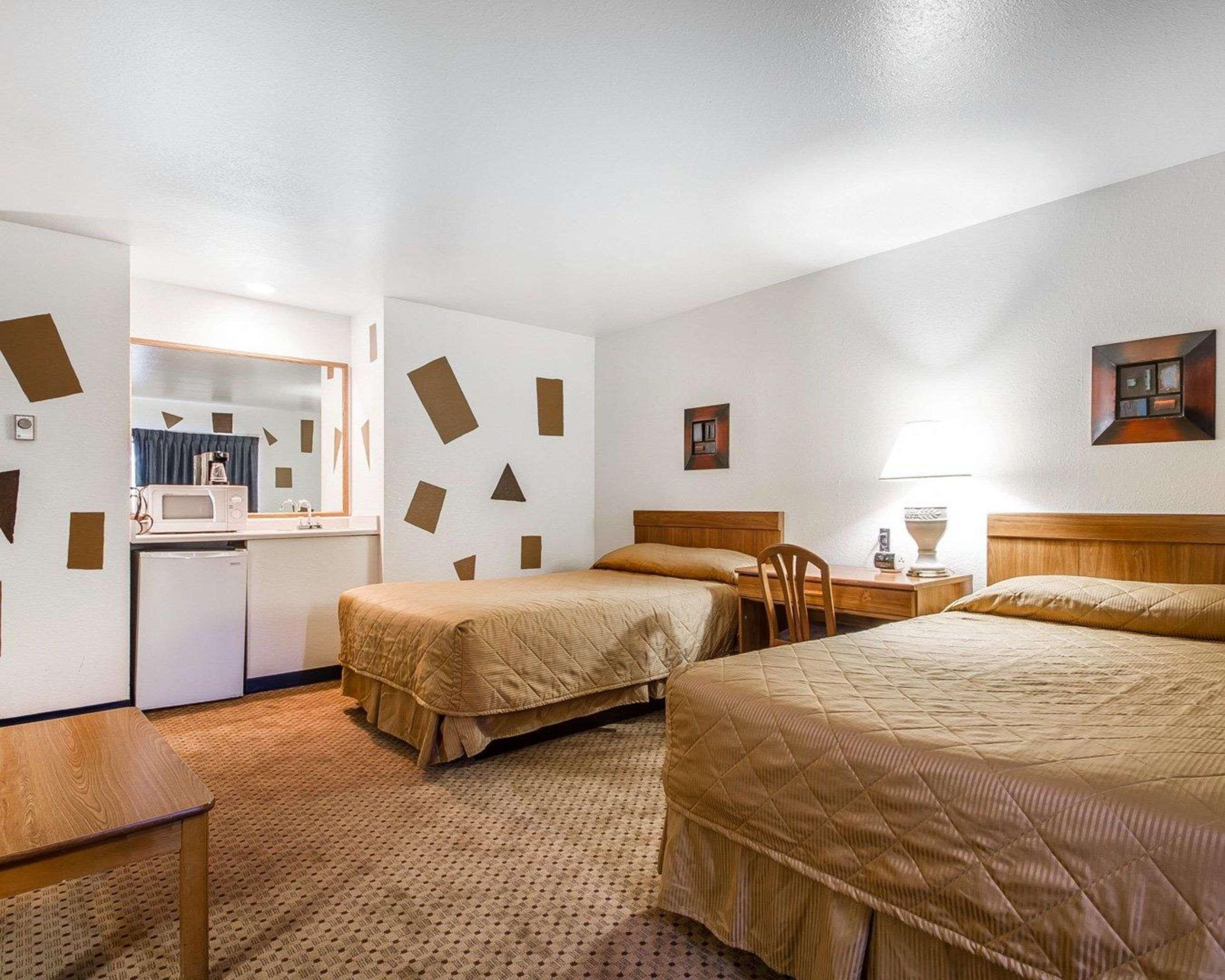 Rodeway Inn & Suites Madison East Eksteriør billede