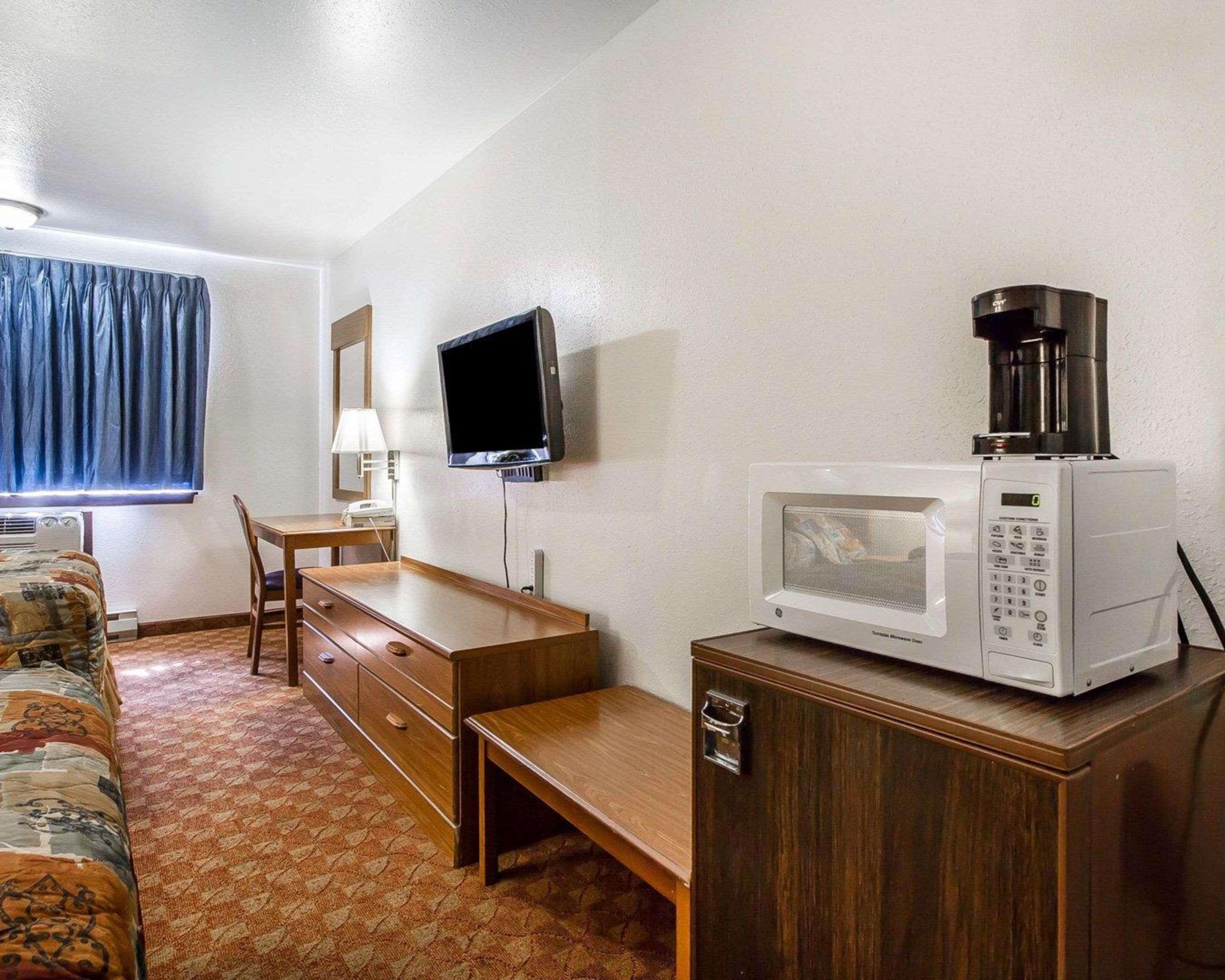Rodeway Inn & Suites Madison East Eksteriør billede