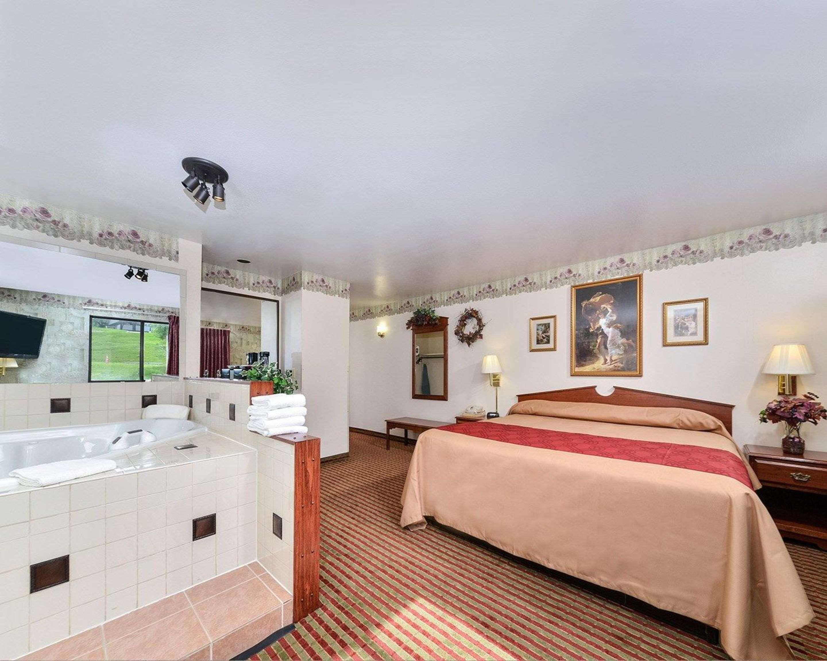 Rodeway Inn & Suites Madison East Eksteriør billede