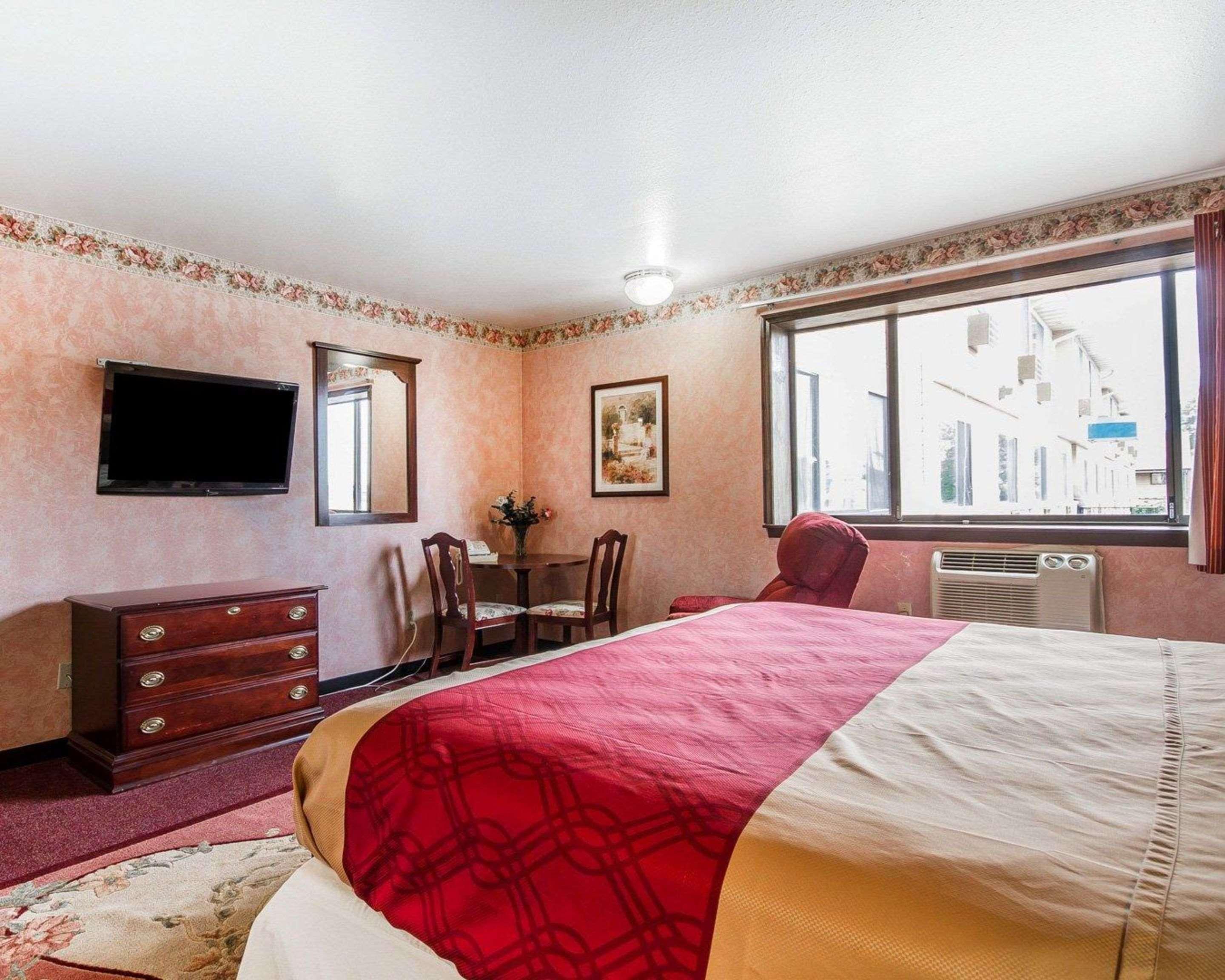Rodeway Inn & Suites Madison East Eksteriør billede