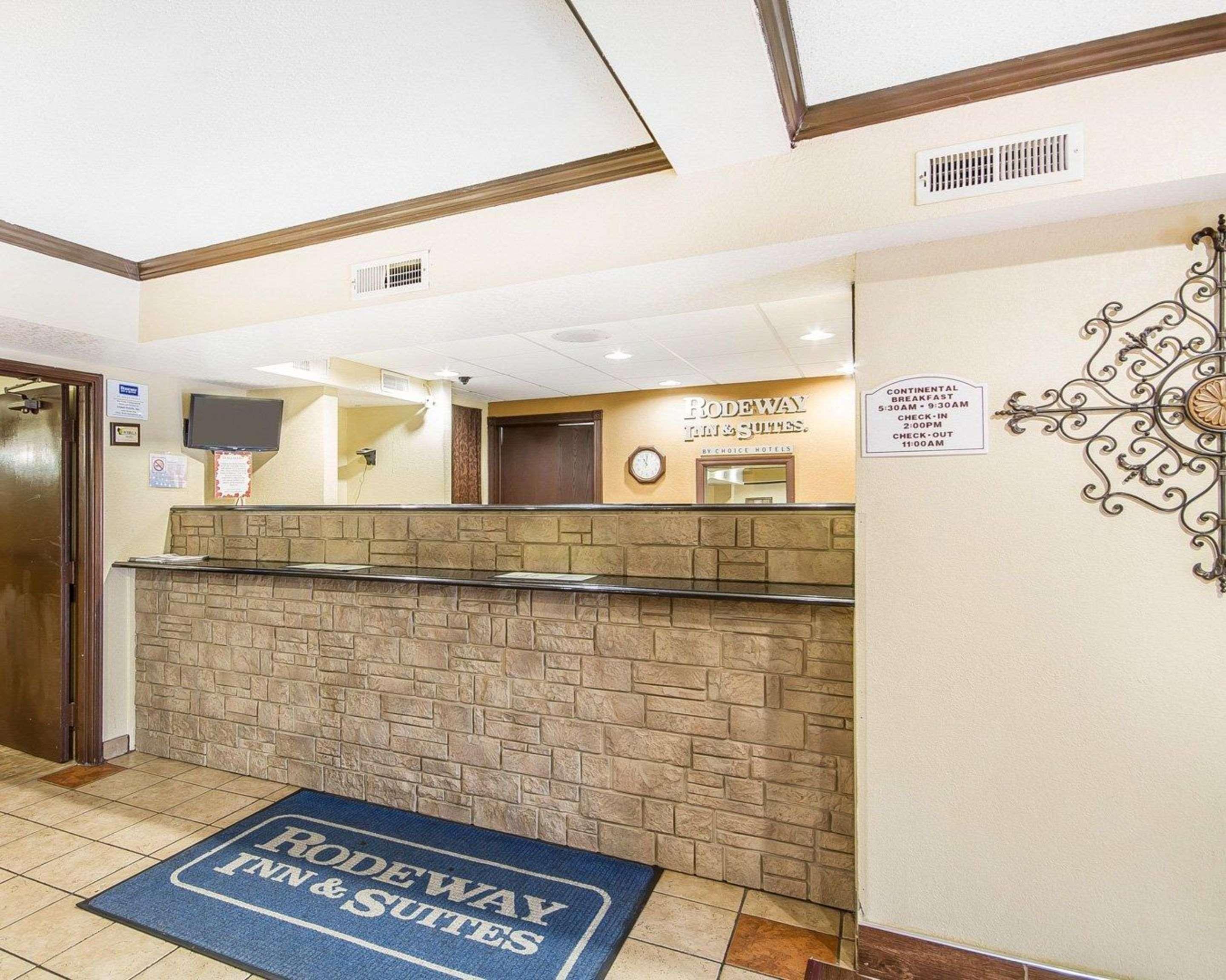 Rodeway Inn & Suites Madison East Eksteriør billede