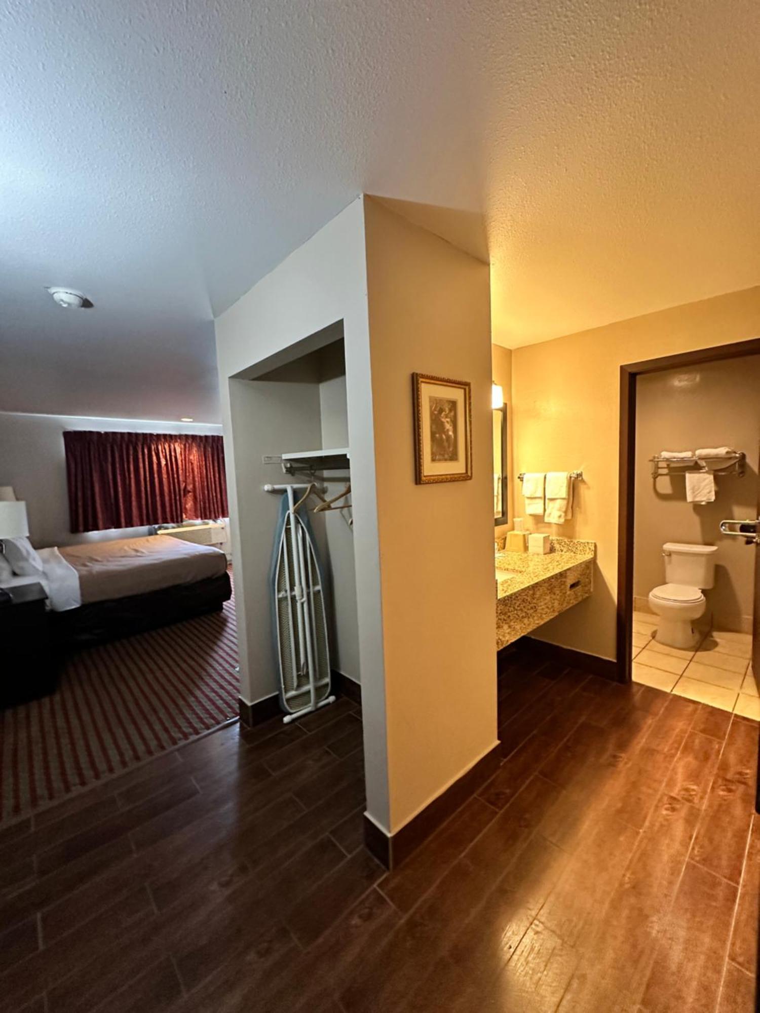 Rodeway Inn & Suites Madison East Eksteriør billede