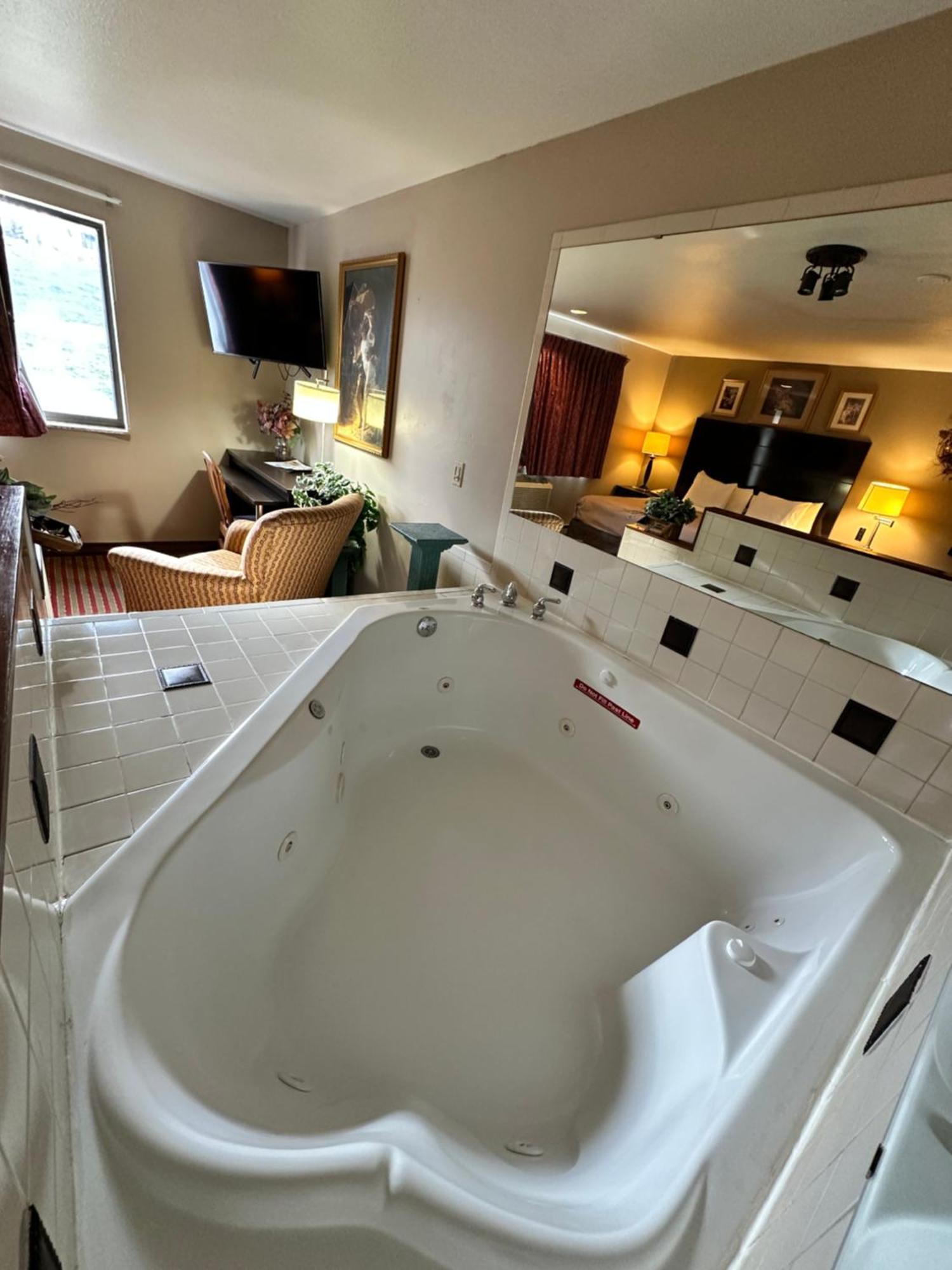 Rodeway Inn & Suites Madison East Eksteriør billede