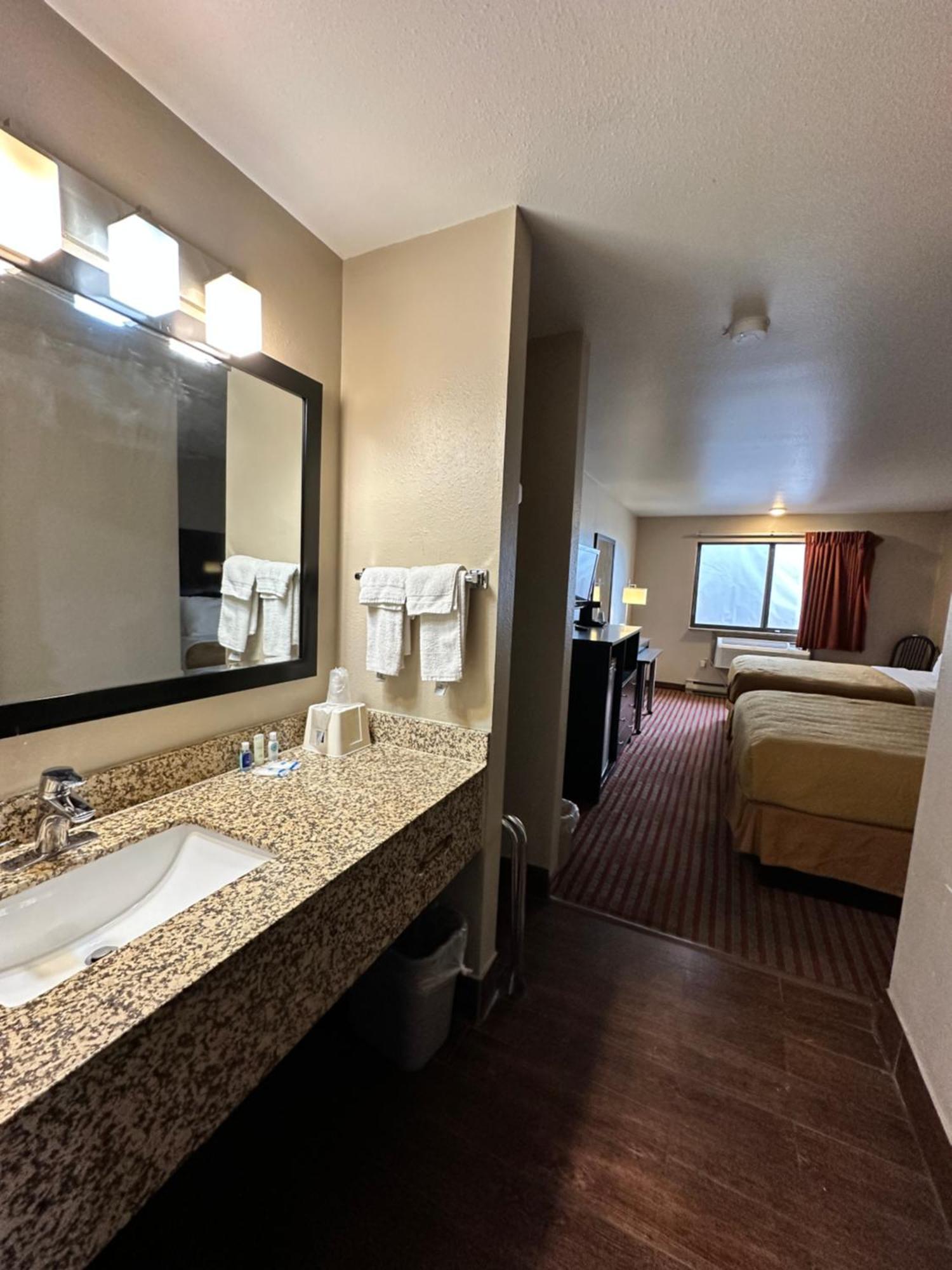 Rodeway Inn & Suites Madison East Eksteriør billede