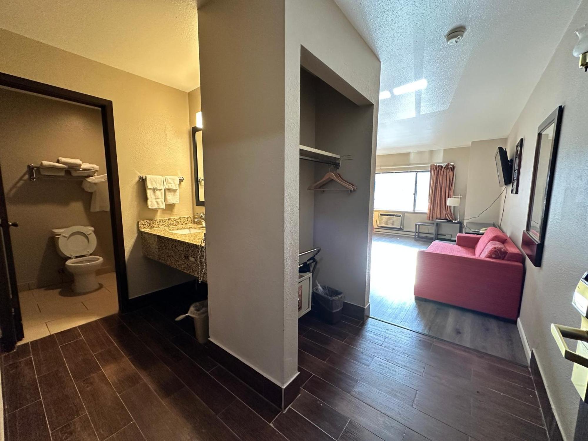 Rodeway Inn & Suites Madison East Eksteriør billede