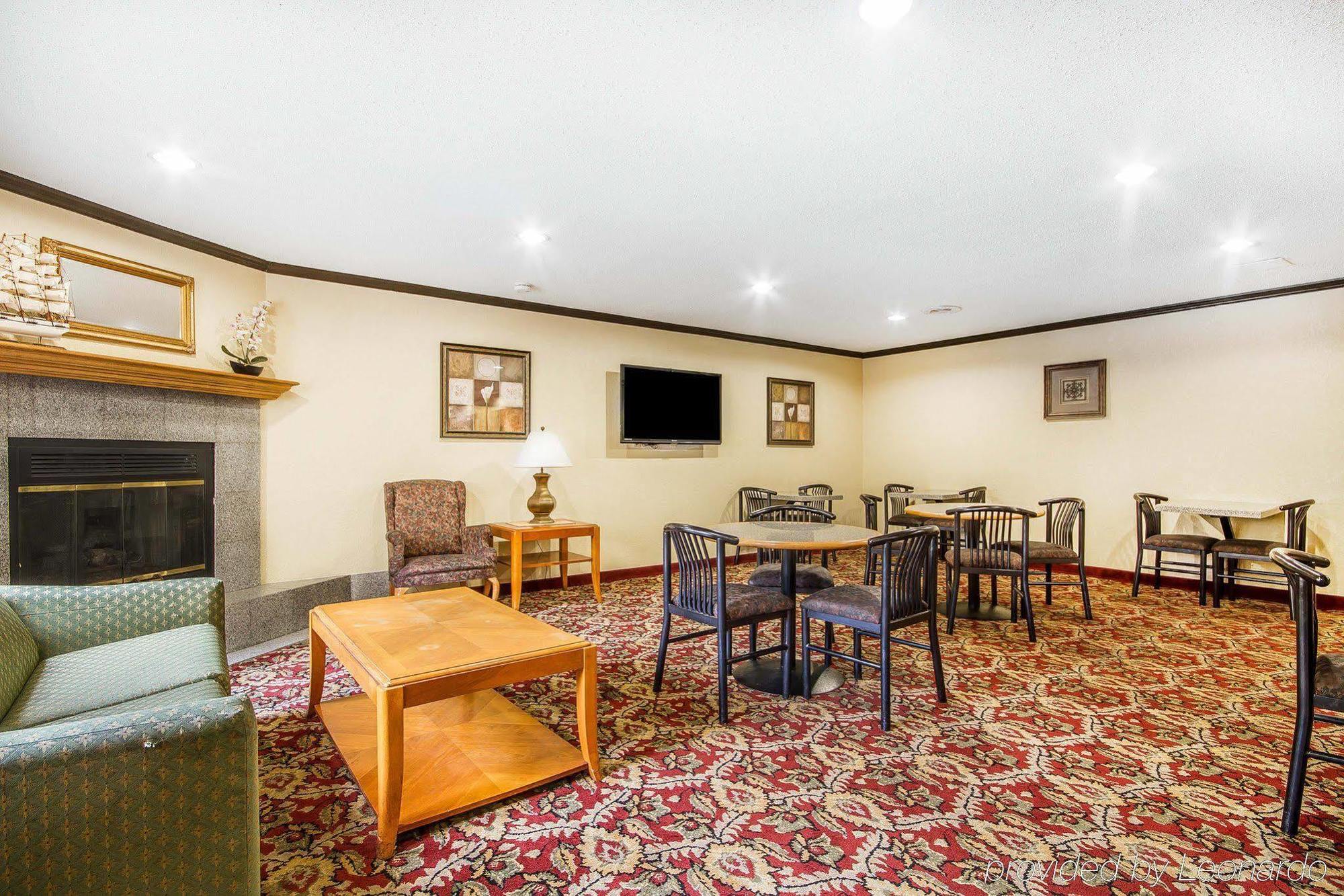 Rodeway Inn & Suites Madison East Eksteriør billede