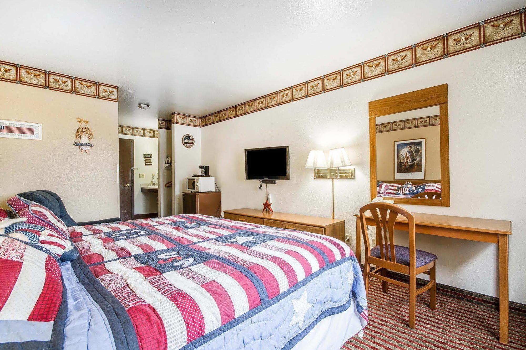 Rodeway Inn & Suites Madison East Eksteriør billede
