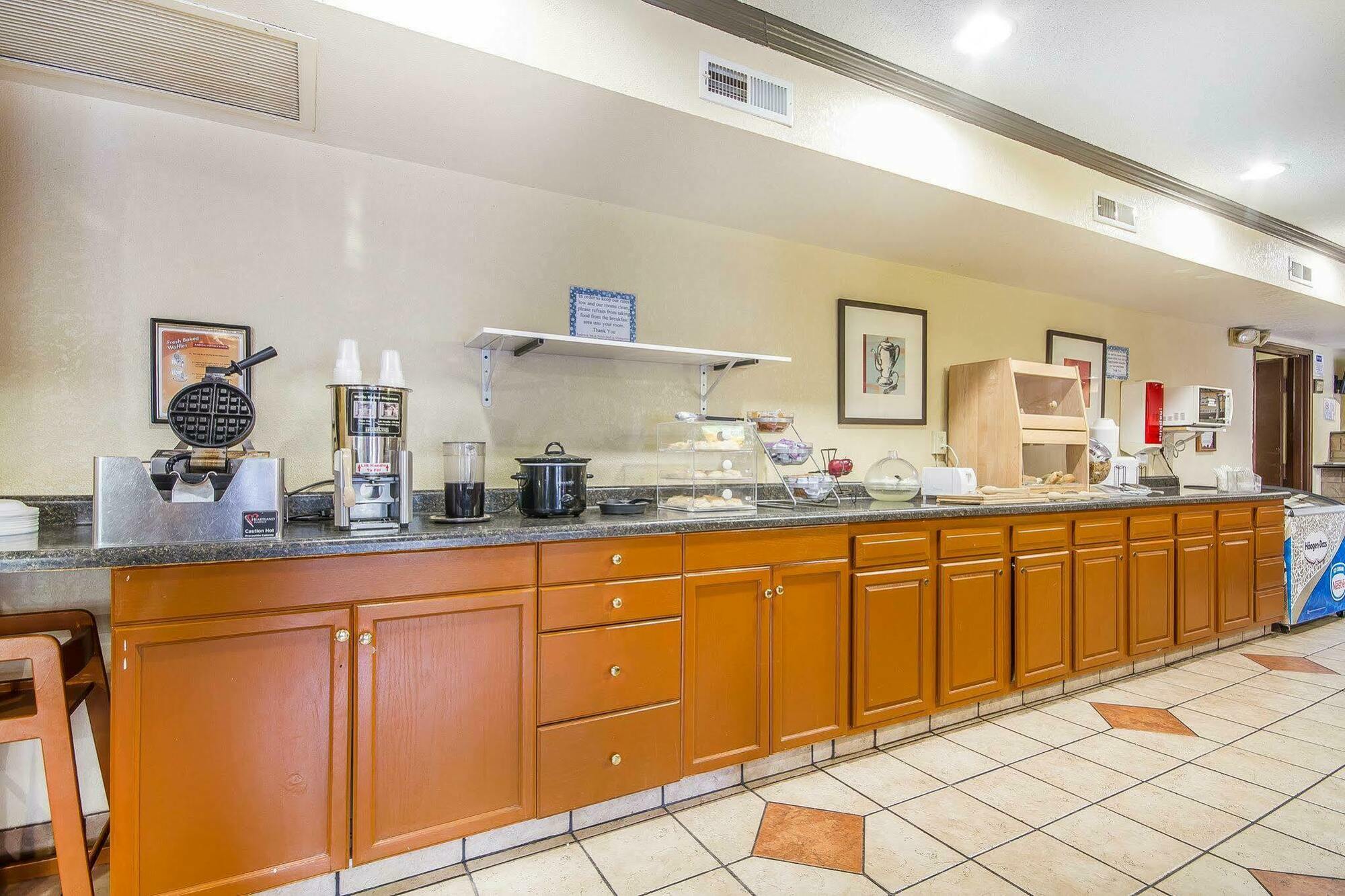 Rodeway Inn & Suites Madison East Eksteriør billede