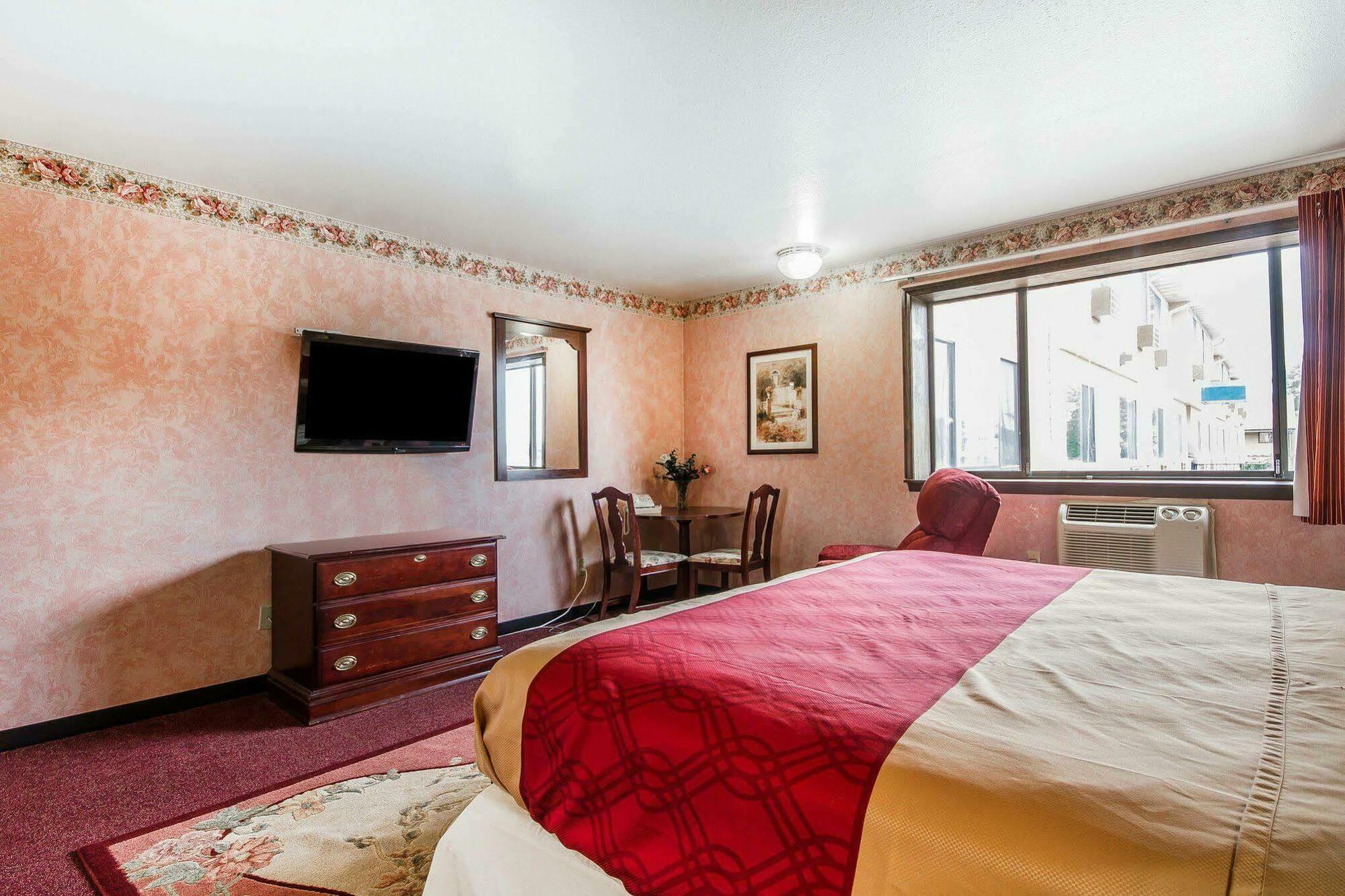 Rodeway Inn & Suites Madison East Eksteriør billede