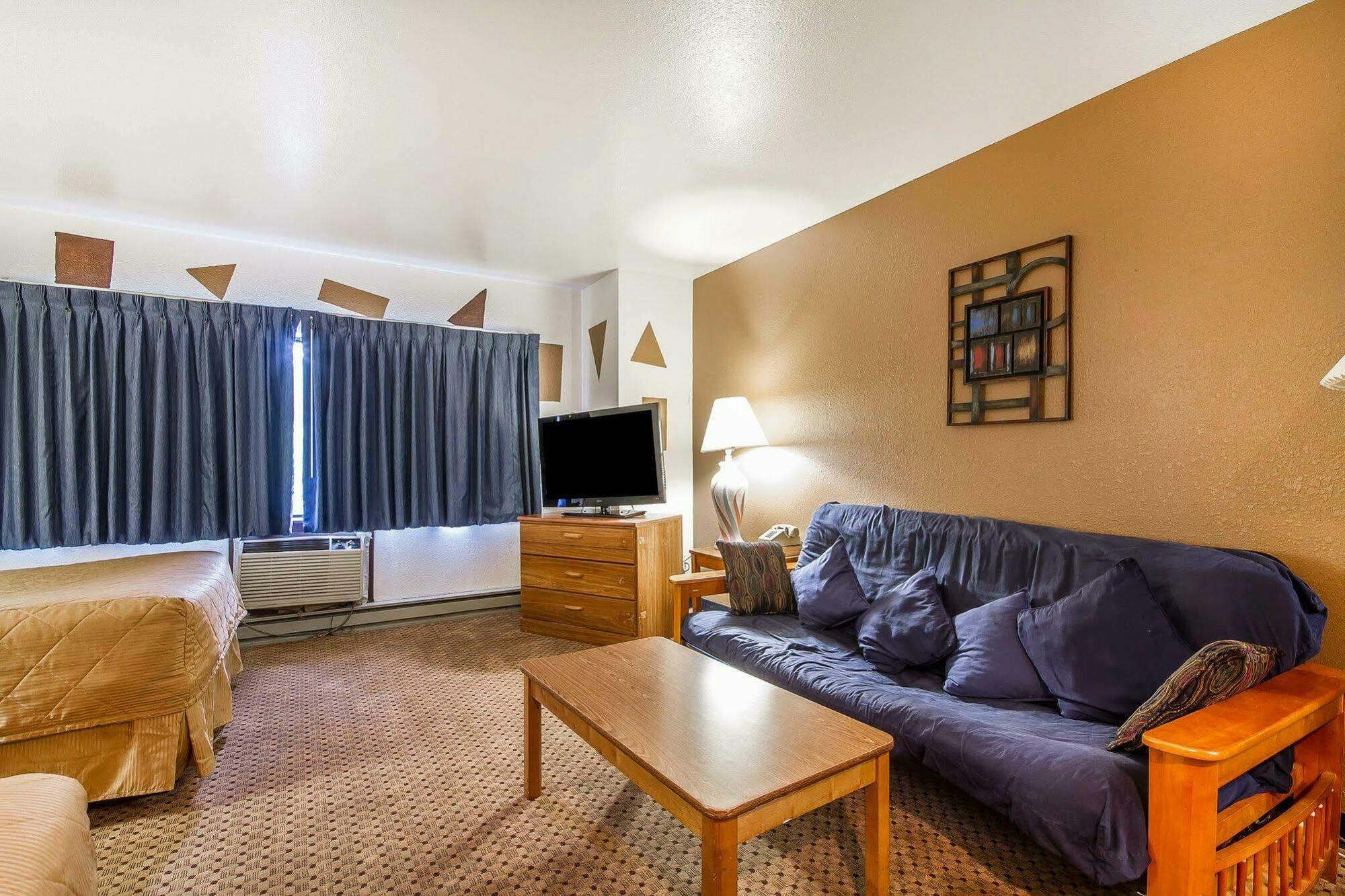Rodeway Inn & Suites Madison East Eksteriør billede